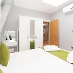 Modern Two-Bedroom Apartment In Paddington