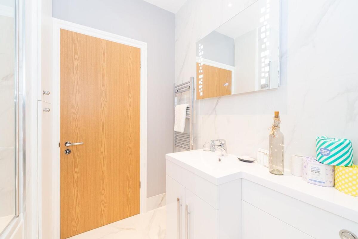 Modern Two-bedroom In Paddington Apartment *